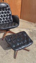 Load and play video in Gallery viewer, Mid-Century Modern Bentwood Lounge Chair & Ottoman Set by George Mulhauser for Plycraft in Tufted Black Vinyl, USA, c. 1960s