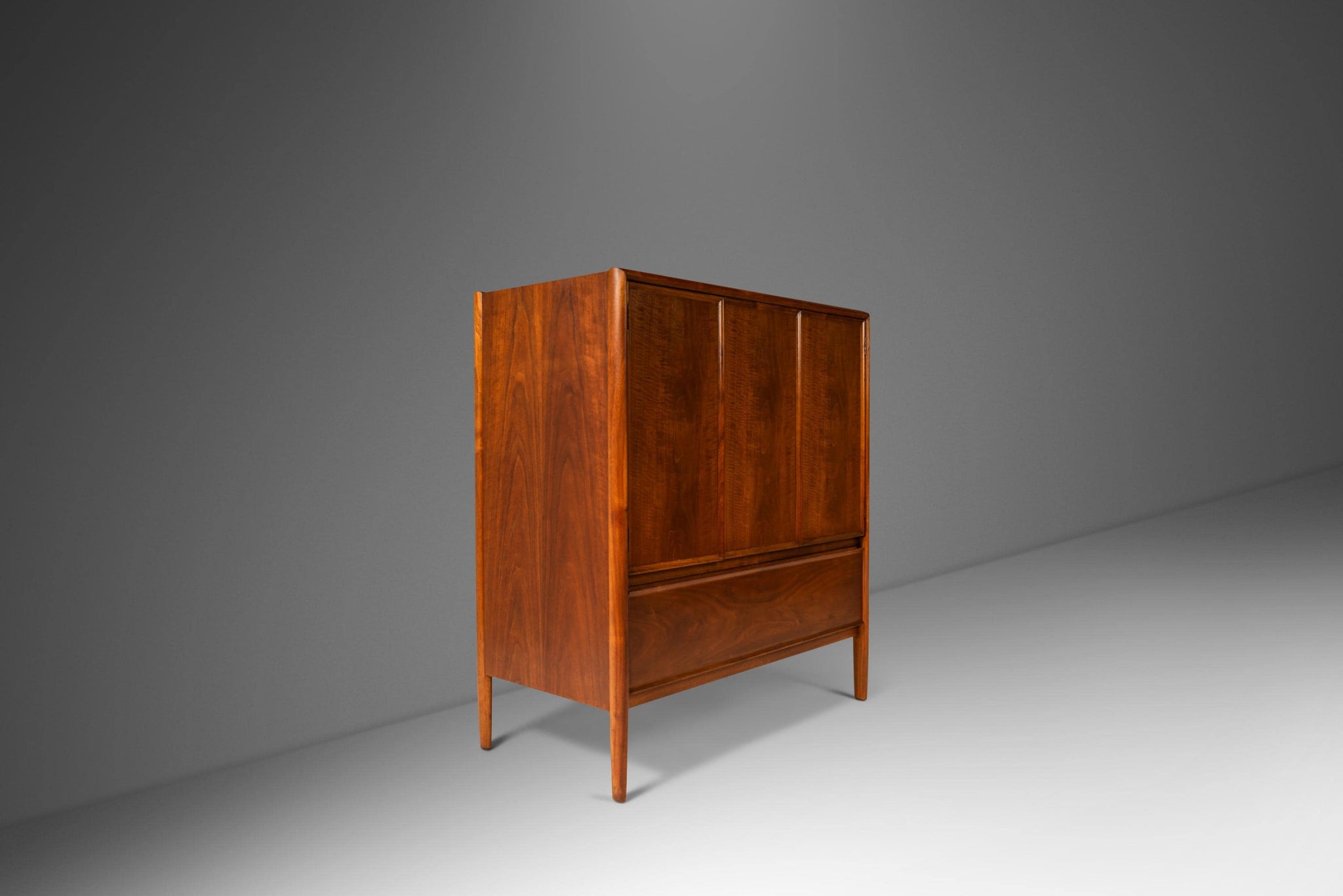 NICENESS GARVEY　M Mid-Century Modern Gentlemen's Dresser in Walnut by Barney