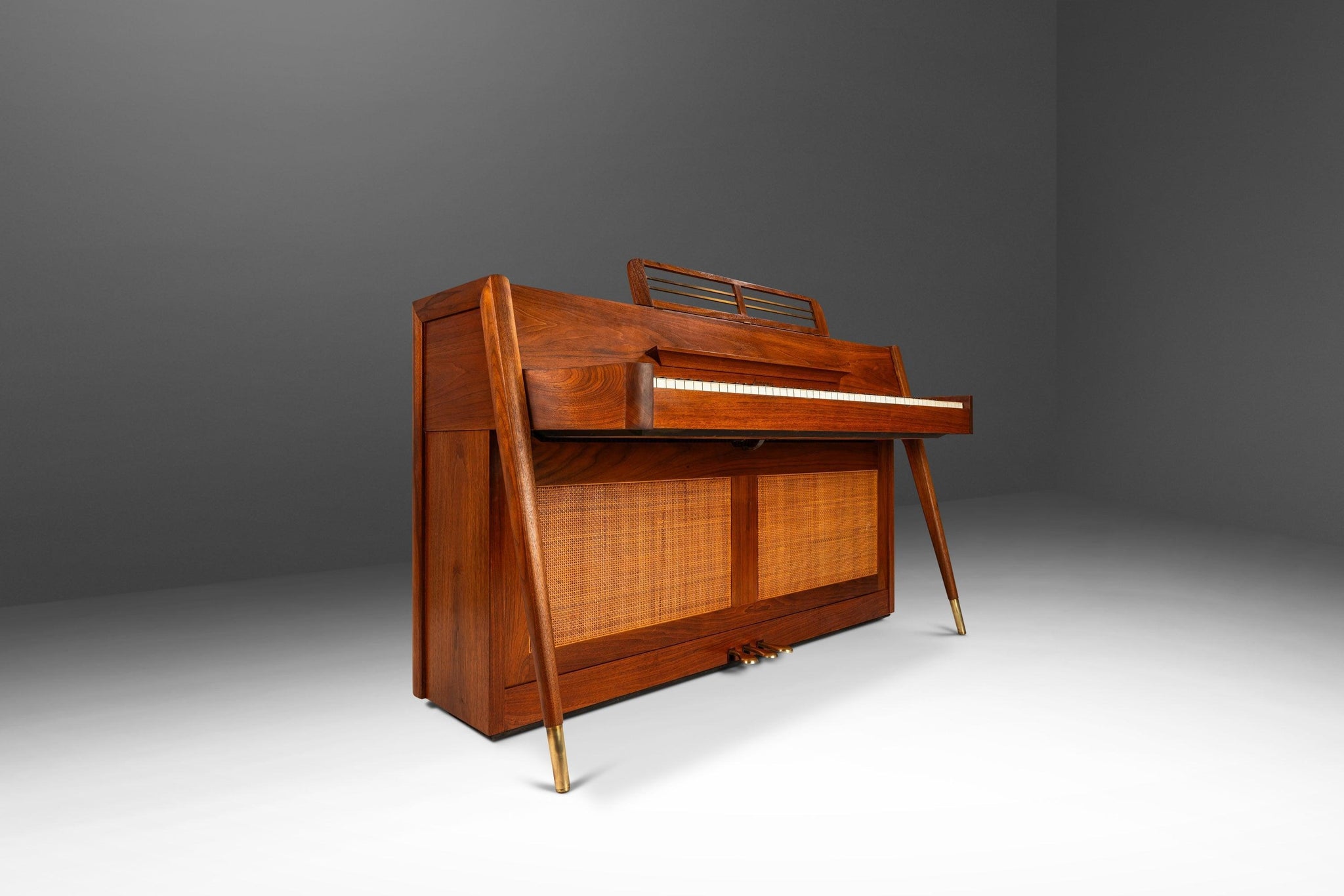 英国ビクトリアン、ピノキオ Rare Mid-Century Modern Baldwin Acrosonic Spinet Piano in Walnut, Bras