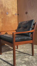 Load and play video in Gallery viewer, Mid-Century Danish Modern Model 806 Lounge Chair in Rosewood &amp; Leather by Fredrik Kayser for Vatne Møbler, Norway, c. 1960s
