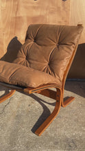 Load and play video in Gallery viewer, Set of Two (2) Scandinavian Mid-Century Modern "Siesta" Chairs in Leather by Igmar Relling for Westnofa, Norway, c. 1970's
