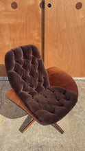 Load and play video in Gallery viewer, Rare Mid-Century Modern "Mrs." Lounge Chair in Walnut &amp; Original Vinyl by George Mulhauser for Plycraft, USA, c. 1960s
